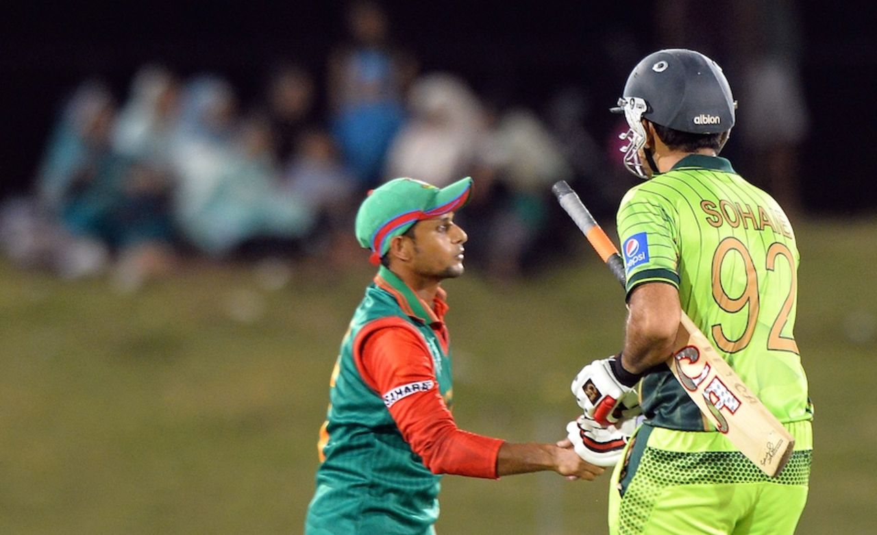 Sohaib Maqsood is congratulated after Pakistan's win, Bangladesh v Pakistan, World Cup warm-ups, Sydney, February 9, 2015
