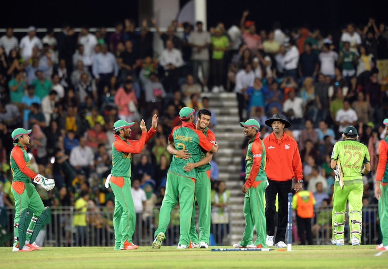 Taskin Ahmed is congratulated after dismissing Misbah-ul-Haq, Bangladesh v Pakistan, World Cup warm-ups, Sydney, February 9, 2015