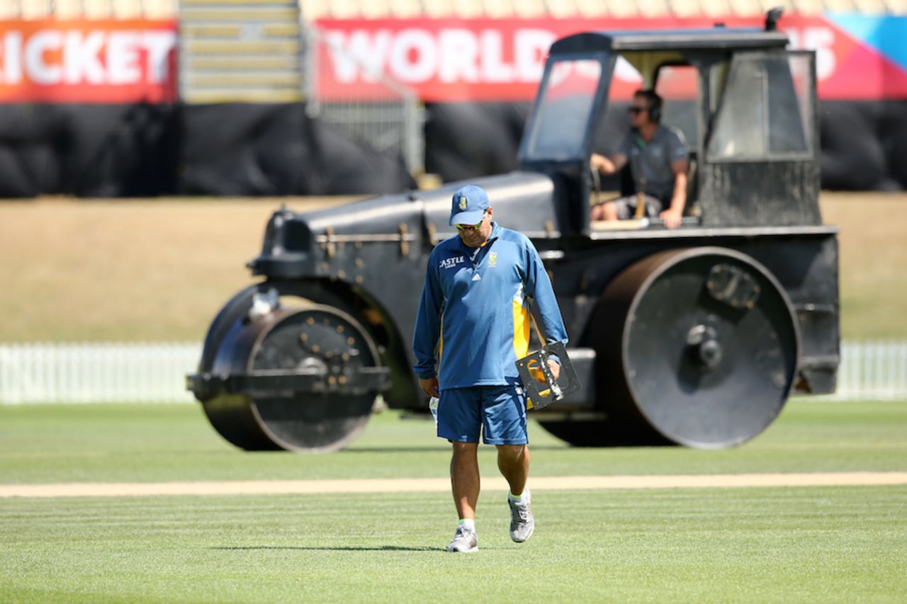 Russell Domingo walks back after seeing the Hagley Oval pitch, World Cup 2015, Christchurch, February 10, 2015