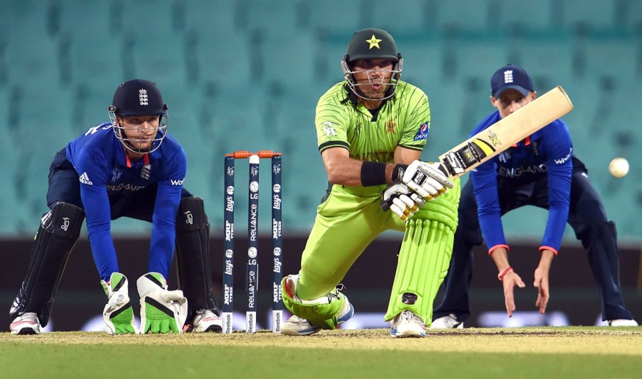 Misbah-ul-Haq gets ready to play a reverse sweep, England v Pakistan, World Cup warm-up, Sydney, February 11, 2015