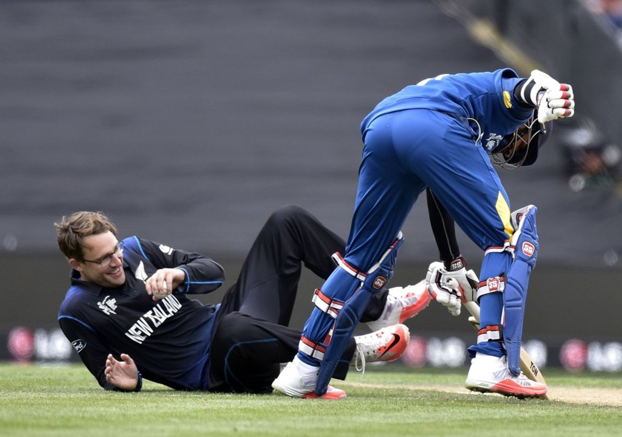Daniel Vettori and Lahiru Thirimanne get into a tangle, New Zealand v Sri Lanka, Group A, World Cup 2015, Christchurch, February 14, 2015