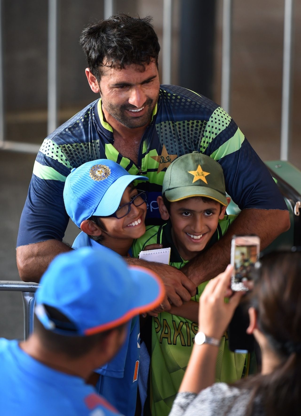 Sohail Khan poses with fans from both sides, World Cup 2015, Adelaide, February 14, 2015
