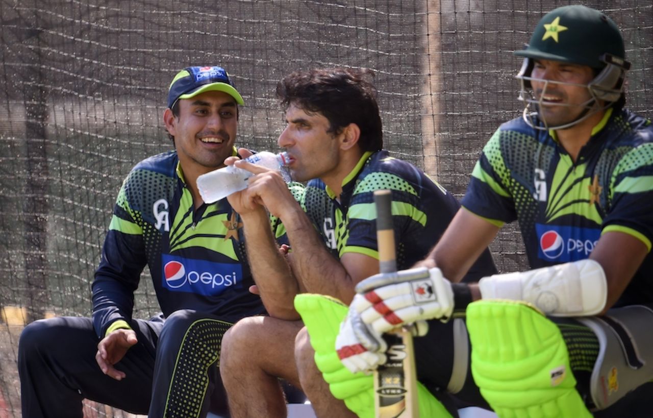 Misbah-ul-Haq cools off with Nasir Jamshed, World Cup 2015, Adelaide, February 14, 2015