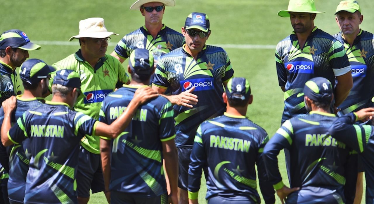 Misbah-ul-Haq has a chat with his team-mates, World Cup 2015, Adelaide, February 14, 2015