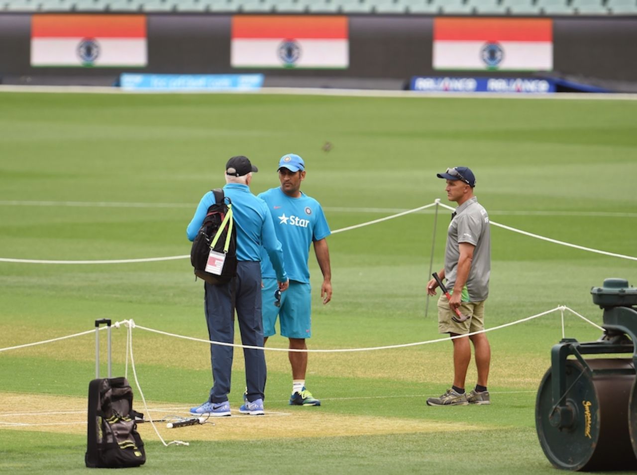 Bat first or bowl: MS Dhoni and Duncan Fletcher speak close to the pitch, World Cup 2015, Adelaide, February 14, 2015