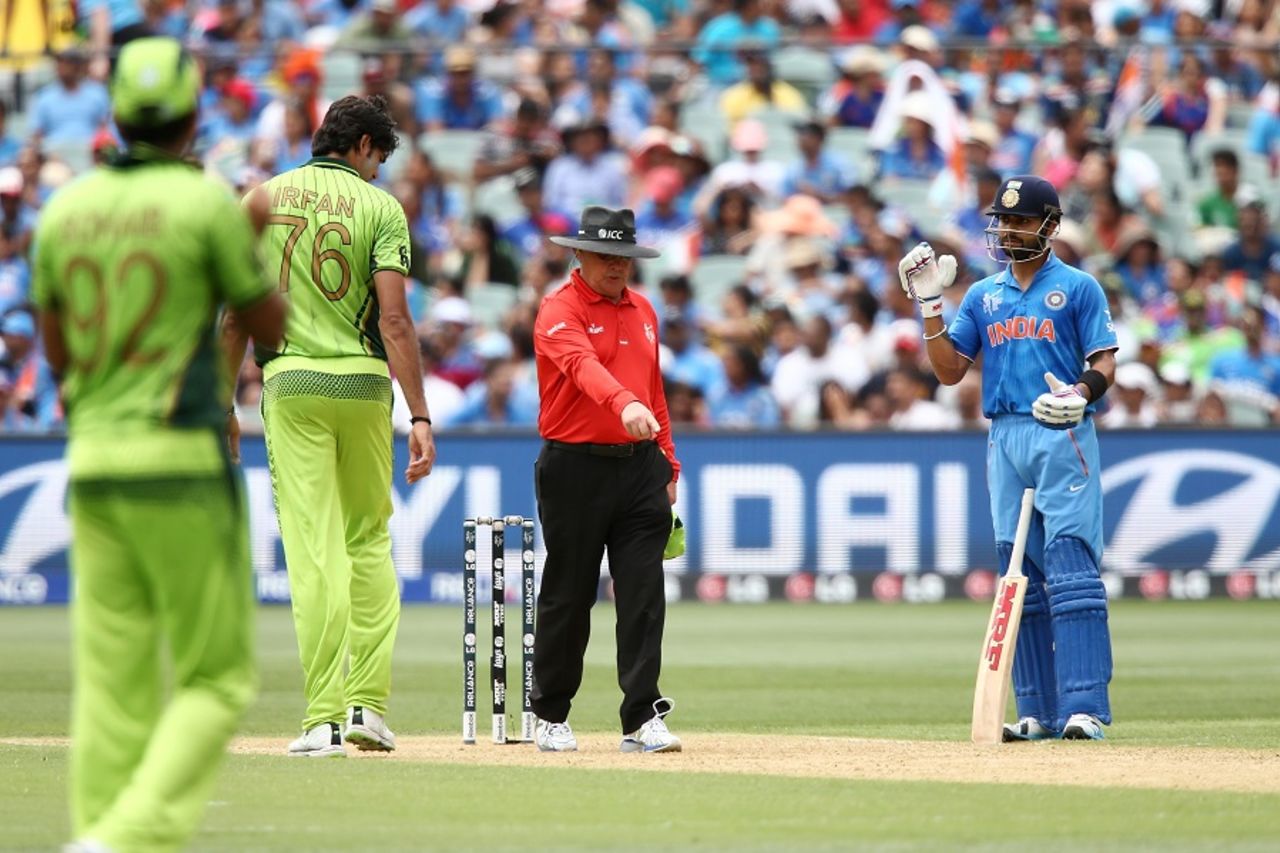 Mohammad Irfan is warned by Umpire Ian Gould for treading on the danger area, India v Pakistan, World Cup 2015, Group B, Adelaide, February 15, 2015 