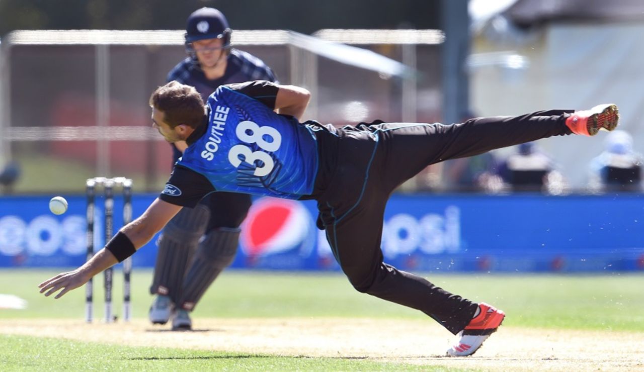 Tim Southee dives in his followthrough, New Zealand v Scotland, World Cup 2015, Group A, Dunedin, February 17, 2015