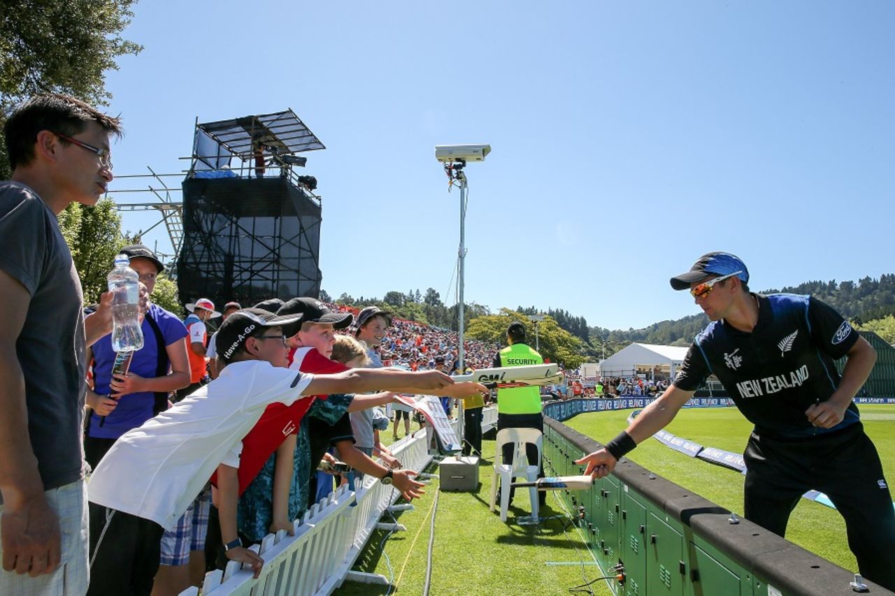 Trent Boult acknowledges fans, New Zealand v Scotland, World Cup 2015, Group A, Dunedin, February 17, 2015