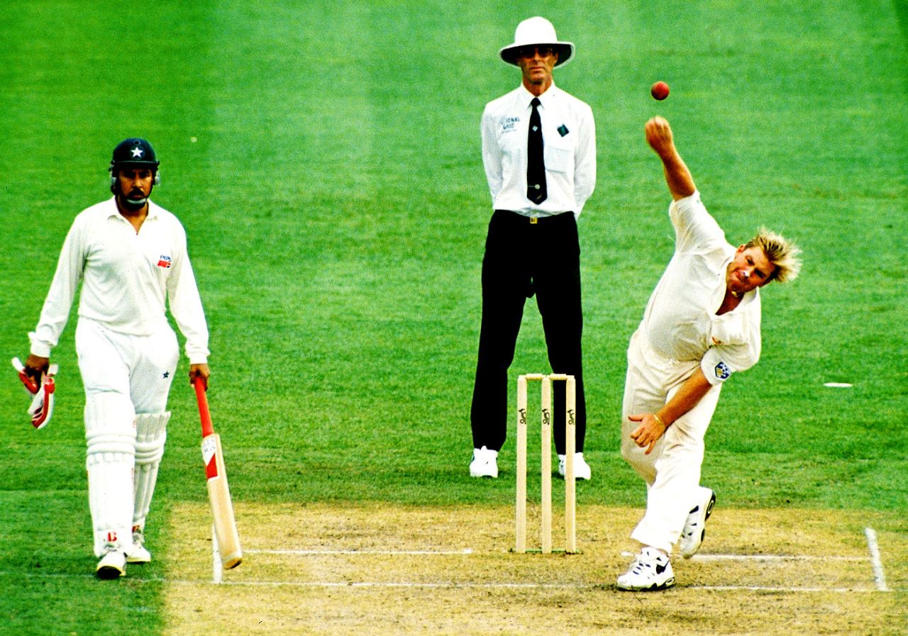 Shane Warne bowls, Australia v Pakistan, third Test, Sydney, November 30, 1995