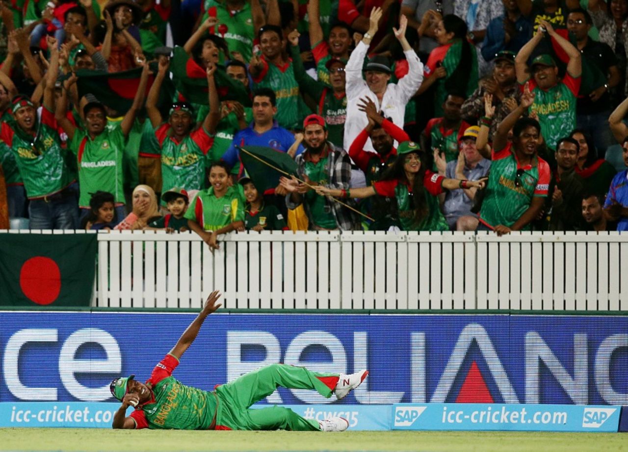 Rubel Hossain took a stunning catch to dismiss Nawroz Mangal, but injured his calf while tumbling onto the ground, Afghanistan v Bangladesh, World Cup 2015, Group A, Canberra, February 18, 2015