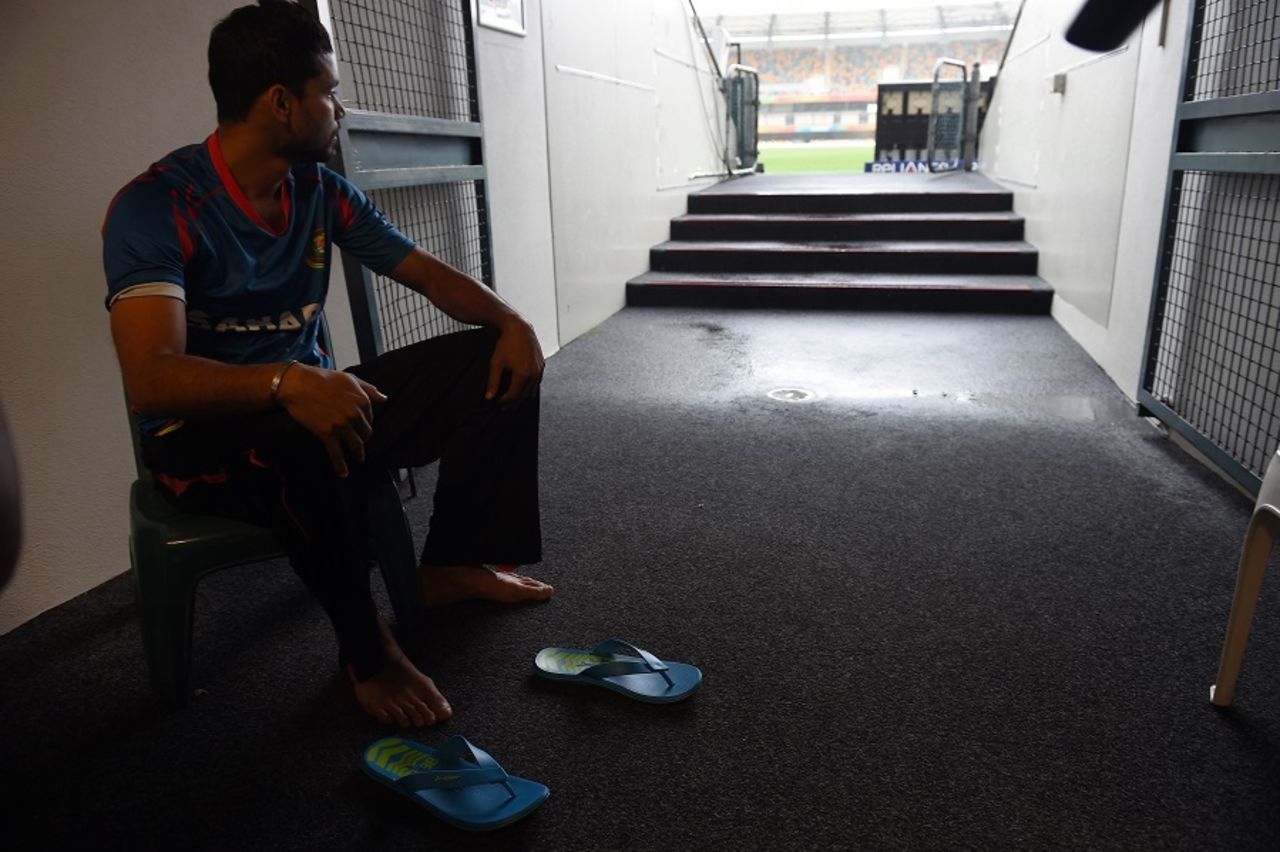 Mashrafe Mortaza looks at the ground as rain prevented practice, World Cup, Brisbane, February 20, 2015