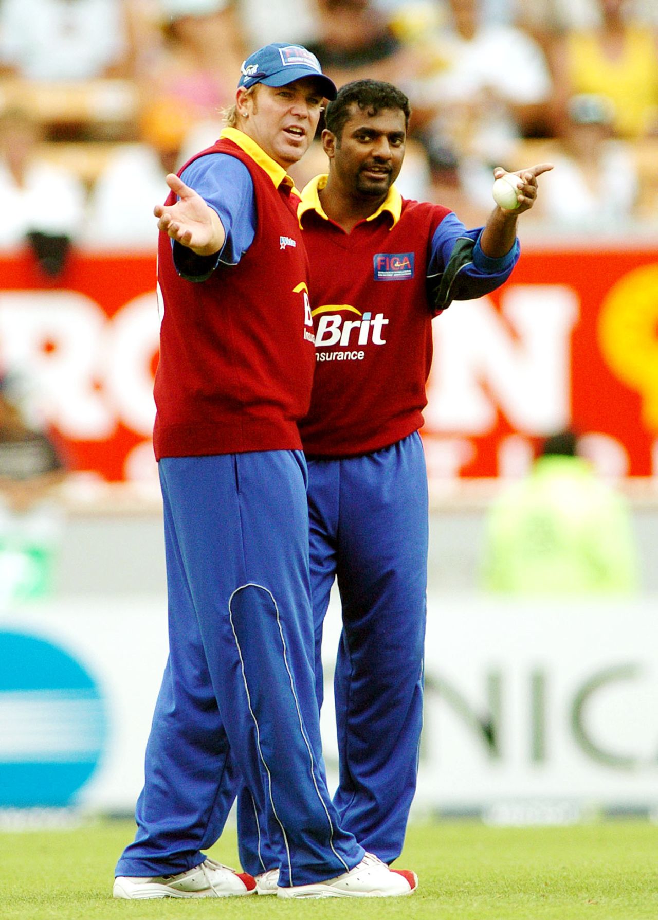 Shane Warne and Muttiah Muralitharan discuss tactics, New Zealand v FICA World XI, 1st match, Christchurch, January 22, 2005