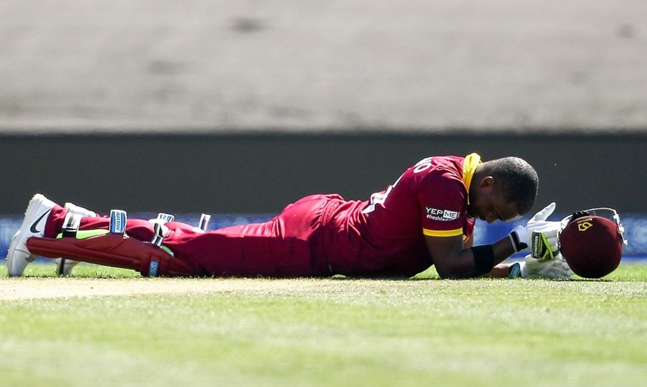 Darren Bravo winces in pain after injuring his hamstring, Pakistan v West Indies, World Cup 2015, Group B, Christchurch, February 21, 2015