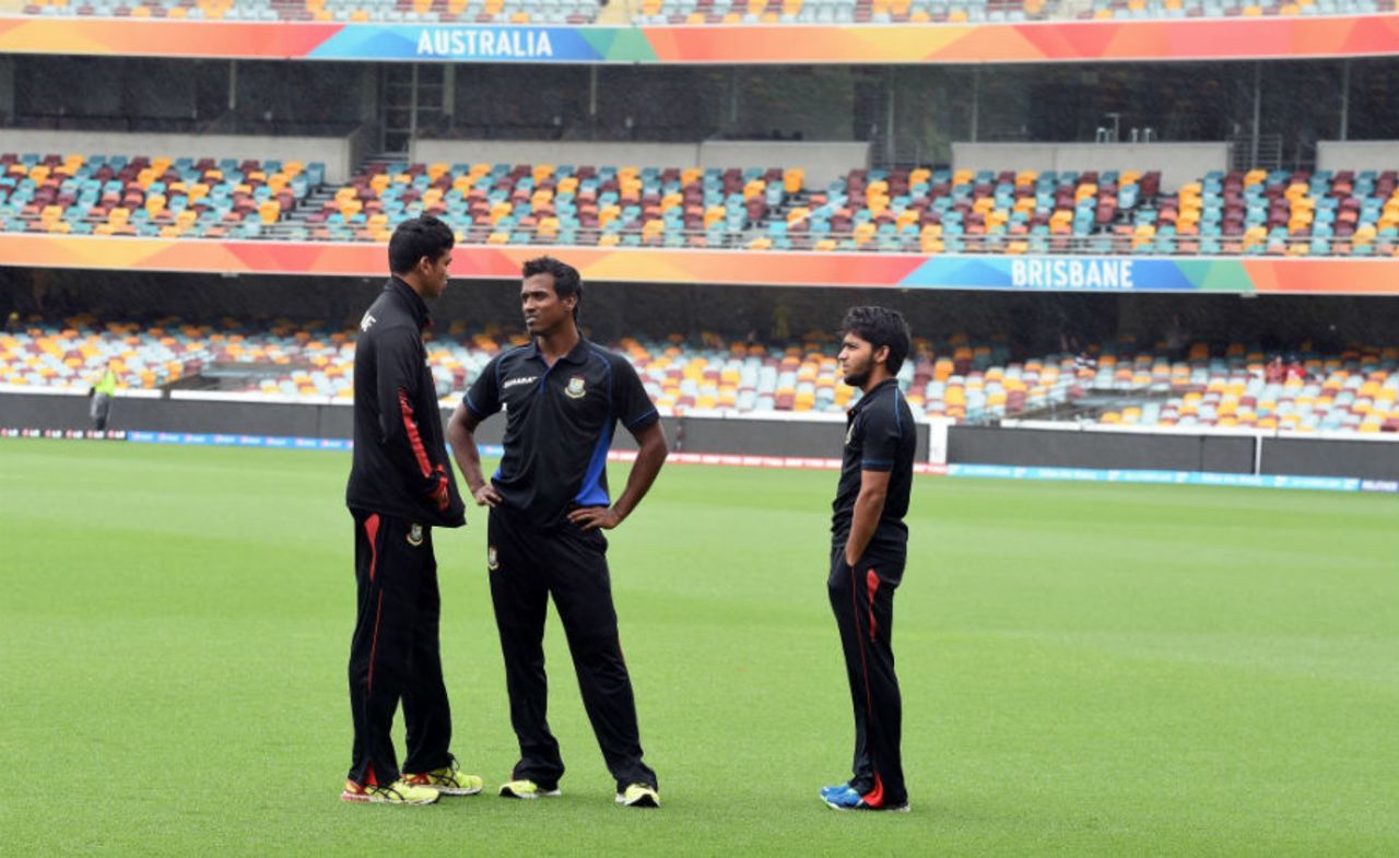 Bangladesh players have a chat near the outfield at the Gabba, Australia v Bangladesh, Group A, World Cup 2015, Brisbane, February 21, 2015
