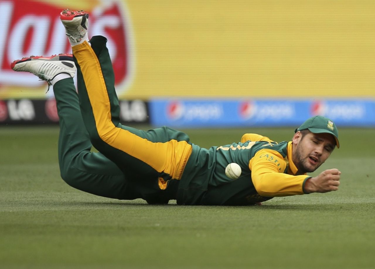 Rilee Rossouw spills Suresh Raina on 4, India v South Africa, World Cup 2015, Group B, Melbourne, February 22, 2015
