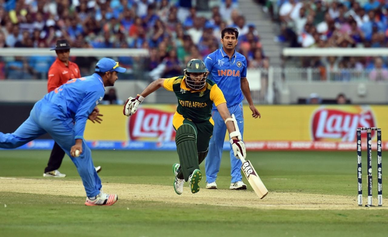 Suresh Raina attempts to run out Hashim Amla, India v South Africa, World Cup 2015, Group B, Melbourne, February 22, 2015