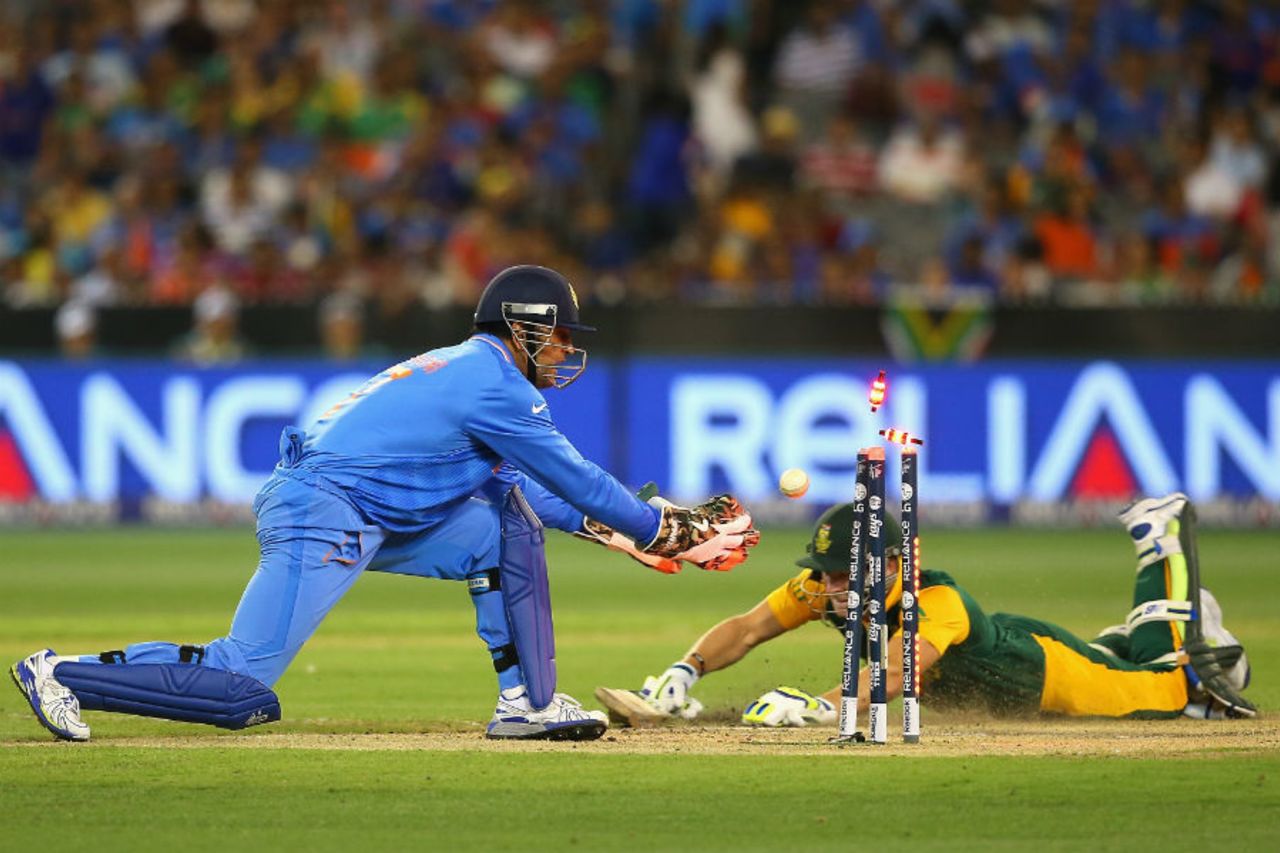 MS Dhoni flicks the ball onto the stumps to run David Miller out, India v South Africa, World Cup 2015, Group B, Melbourne, February 22, 2015