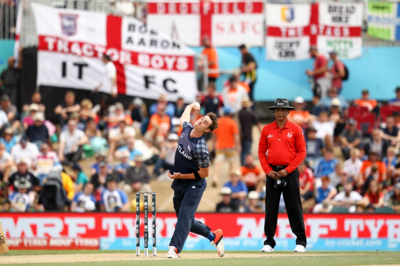 Iain Wardlaw in delivery stride, England v Scotland, World Cup 2015, Group A, Christchurch, February 23, 2015