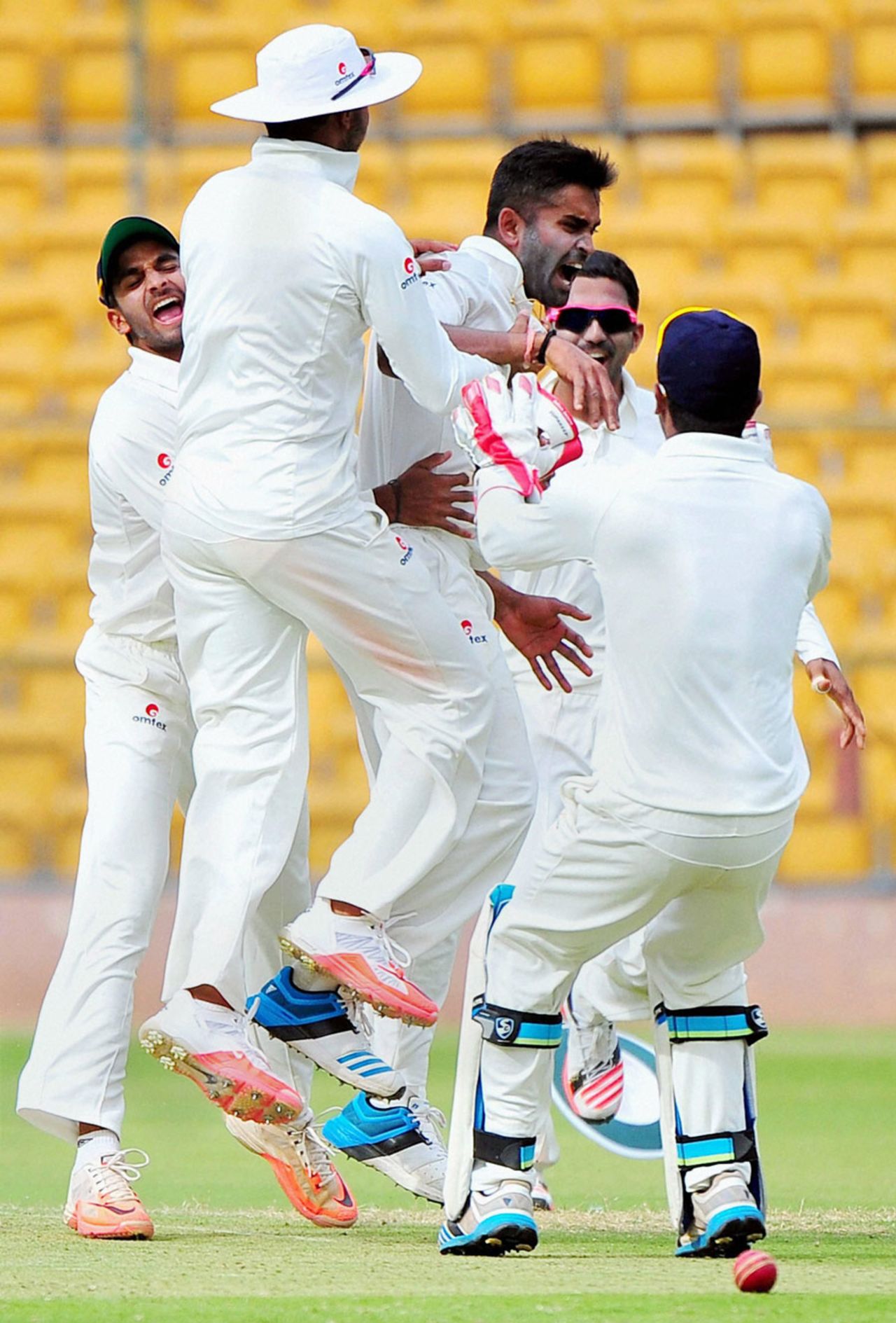 Vinay Kumar is mobbed after taking a wicket, Karnataka v Mumbai, Ranji Trophy, Semi-final, Bangalore, 1st day, February 25, 2015
