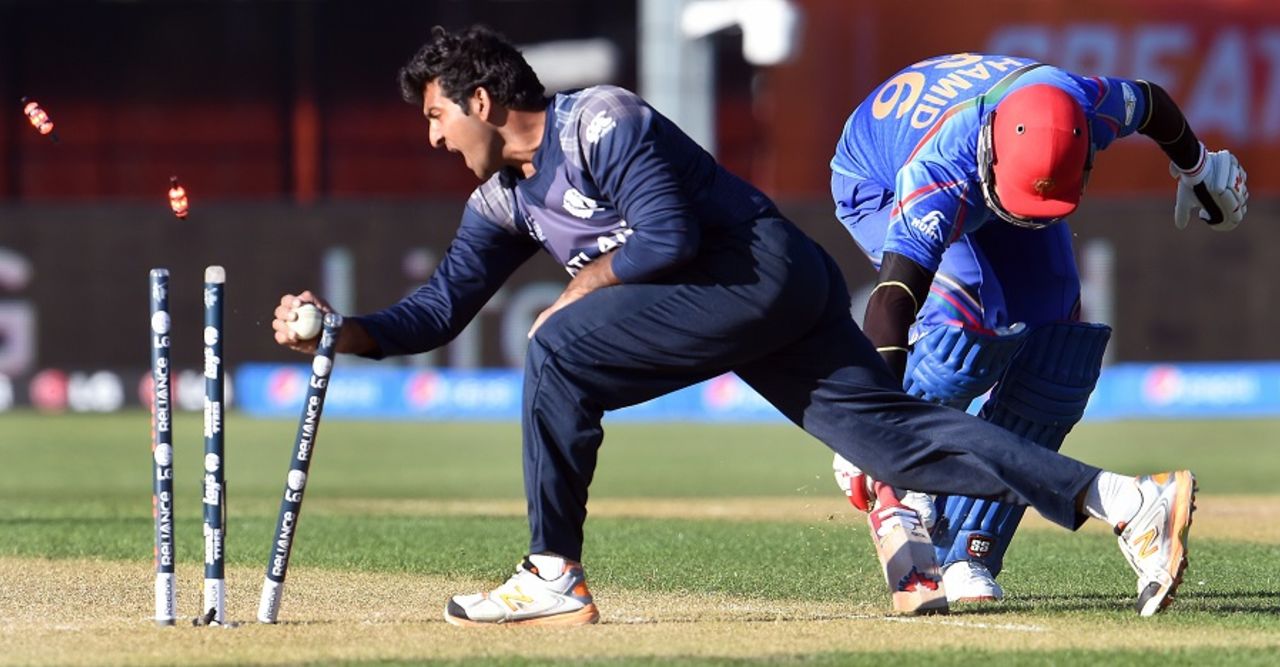 Hamid Hassan makes his ground in time to beat Majid Haq, Afghanistan v Scotland, World Cup 2015, Group A, Dunedin, February 26, 2015