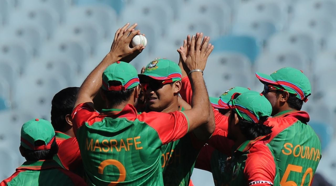 Bangladesh players celebrate Lahiru Thirimanne's wicket, Bangladesh v Sri Lanka, World Cup 2015, Group A, Melbourne, February 26, 2015