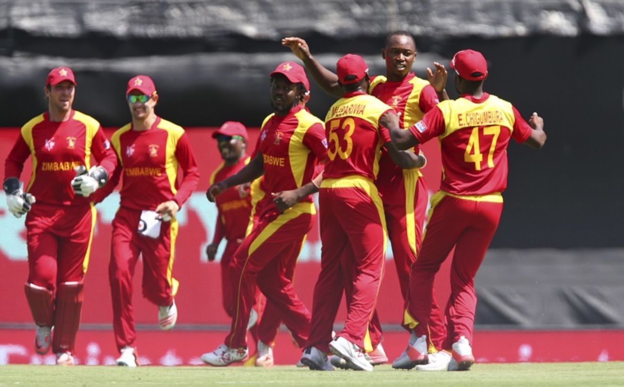 Zimbabwe celebrate after Tendai Chatara removes Nasir Jamshed in the second over, Pakistan v Zimbabwe, World Cup 2015, Group B, Brisbane, March 1, 2015