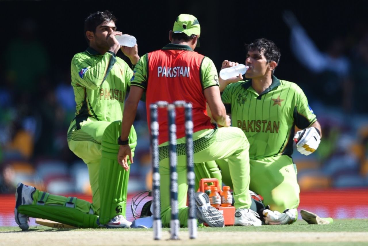 Haris Sohail and Misbah-ul-Haq take a breather, Pakistan v Zimbabwe, World Cup 2015, Group B, Brisbane, March 1, 2015