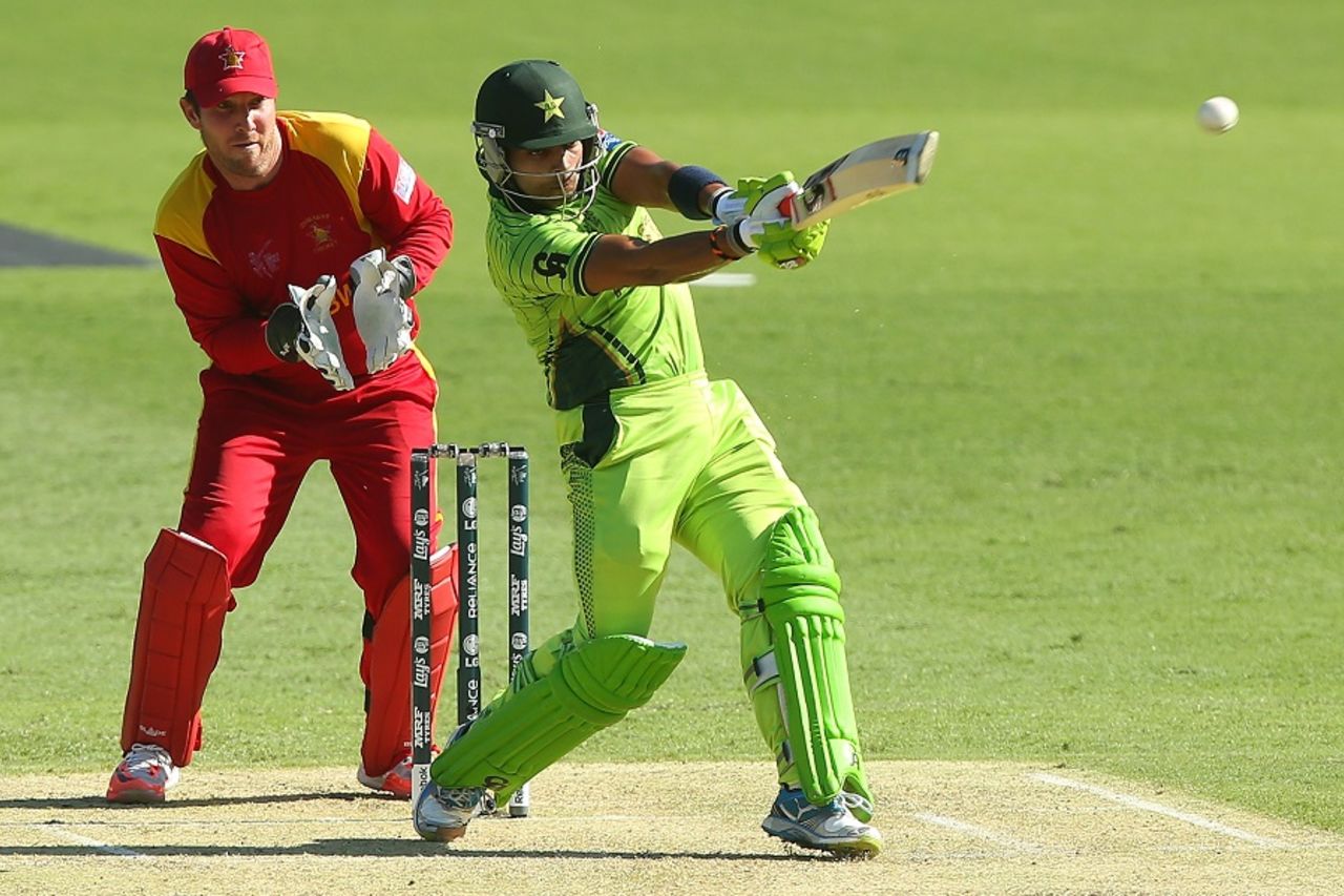 Umar Akmal belts out a pull, Pakistan v Zimbabwe, World Cup 2015, Group B, Brisbane, March 1, 2015