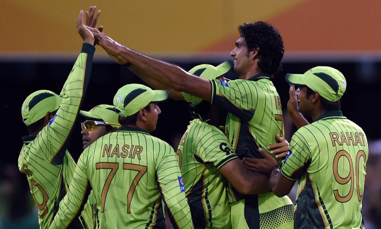 Mohammad Irfan is mobbed by team-mates after he dismissed Chamu Chibhabha, Pakistan v Zimbabwe, World Cup 2015, Group B, Brisbane, March 1, 2015