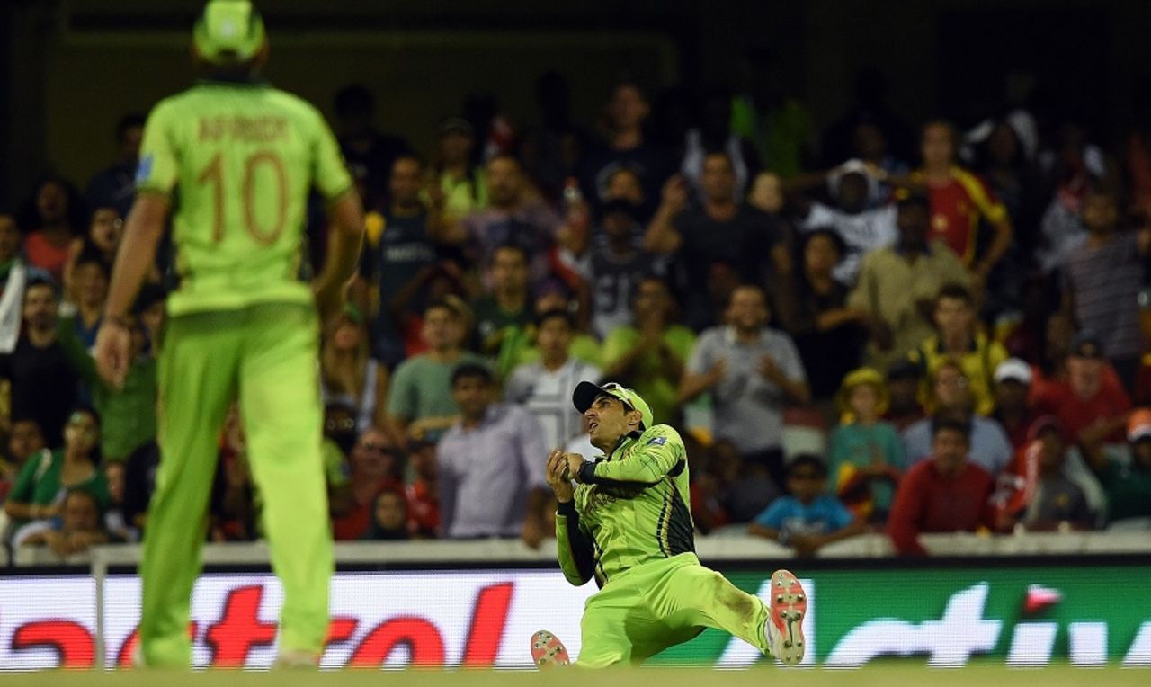 Misbah-ul-Haq snapped up a stunning catch running backwards, Pakistan v Zimbabwe, World Cup 2015, Group B, Brisbane, March 1, 2015