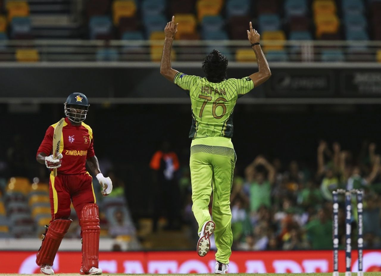 Mohammad Irfan got the better of Solomon Mire with his extra bounce, Pakistan v Zimbabwe, World Cup 2015, Group B, Brisbane, March 1, 2015