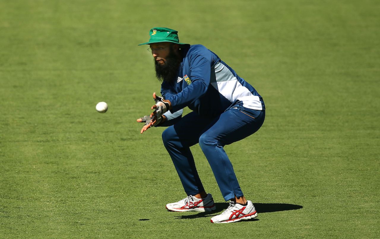 Hashim Amla prepares to pouch a ball, World Cup 2015, Canberra, March 2, 2015