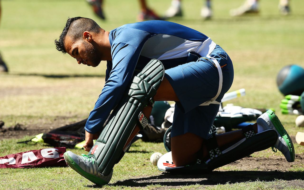 JP Duminy puts on his pads to bat in the nets, World Cup 2015, Canberra, March 2, 2015