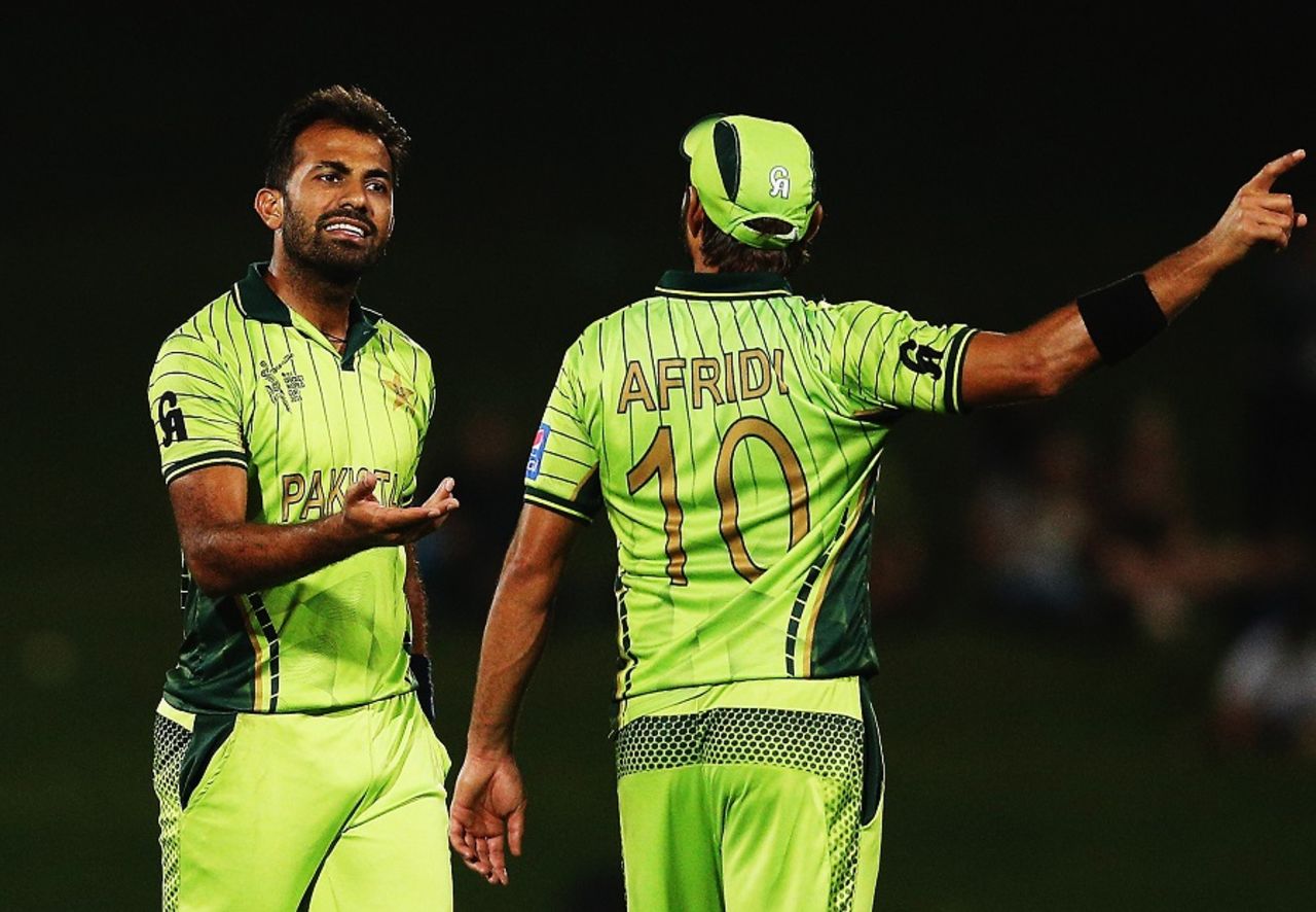 Wahab Riaz and Shahid Afridi discuss plans, Pakistan v UAE, World Cup 2015, Group B, Napier, March 4, 2015