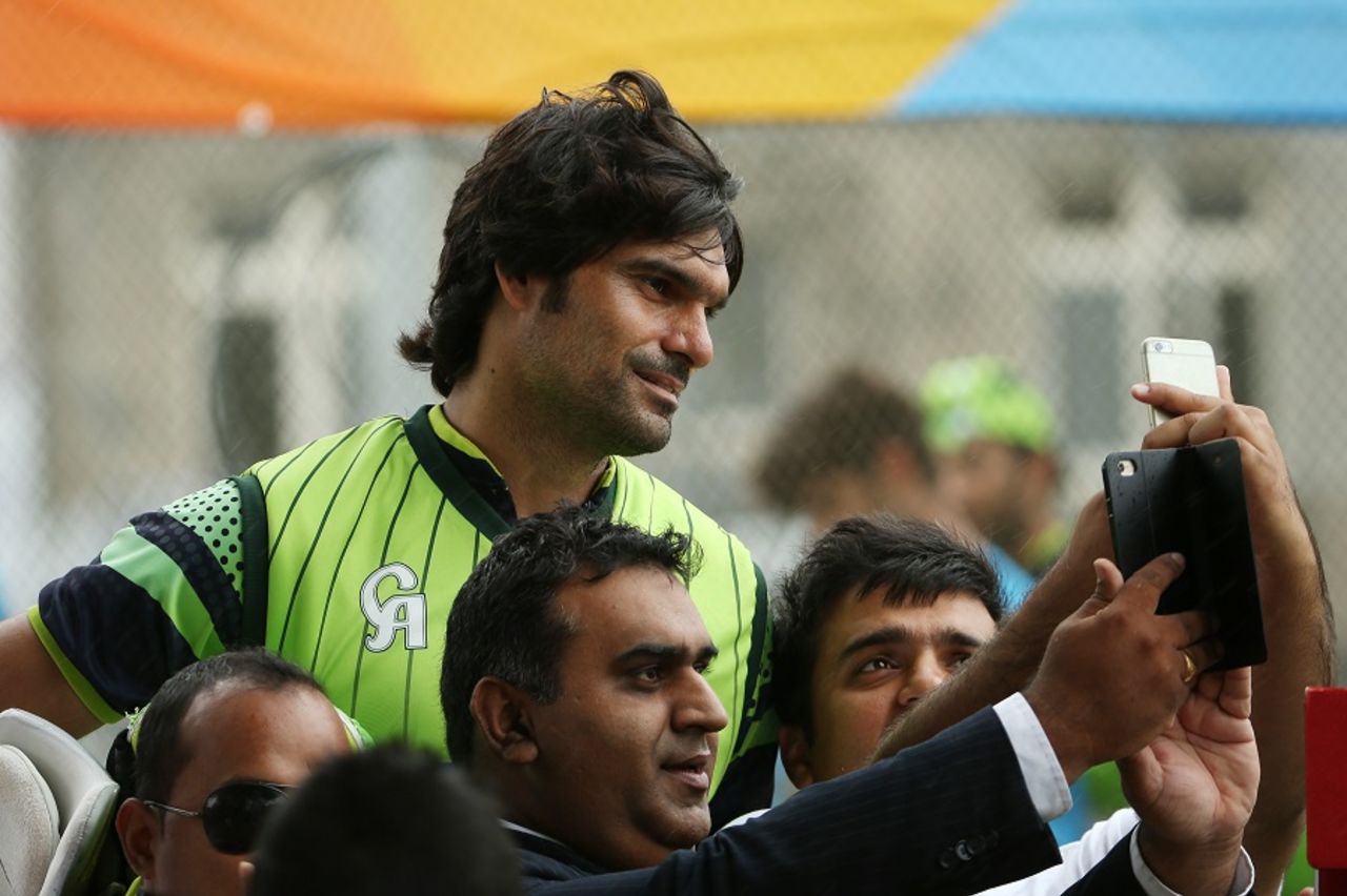 Tall order: Mohammad Irfan tends to make for a difficult selfie, Pakistan v South Africa, World Cup 2015, Group B, Auckland, March 6, 2015
