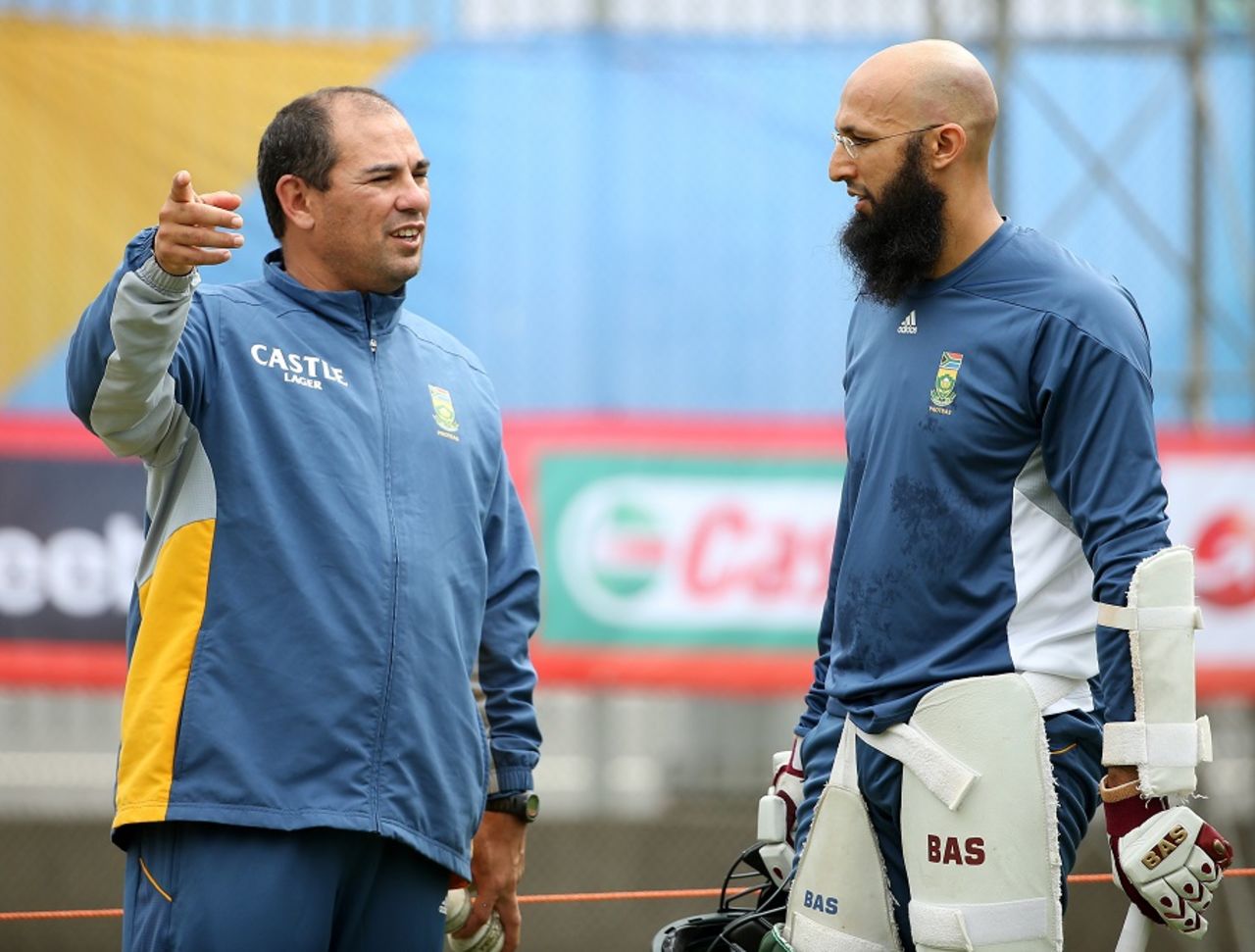 Russell Domingo has a chat with Hashim Amla at training, Pakistan v South Africa, World Cup 2015, Group B, Auckland, March 6, 2015