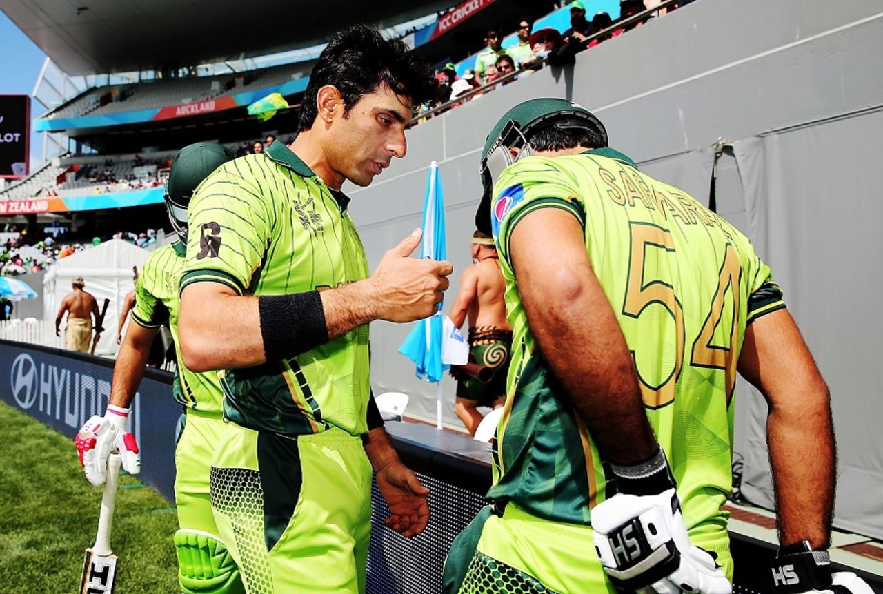 Misbah-ul-Haq has a chat with Sarfraz Ahmed, Pakistan v South Africa, World Cup 2015, Group B, Auckland, March 7, 2015