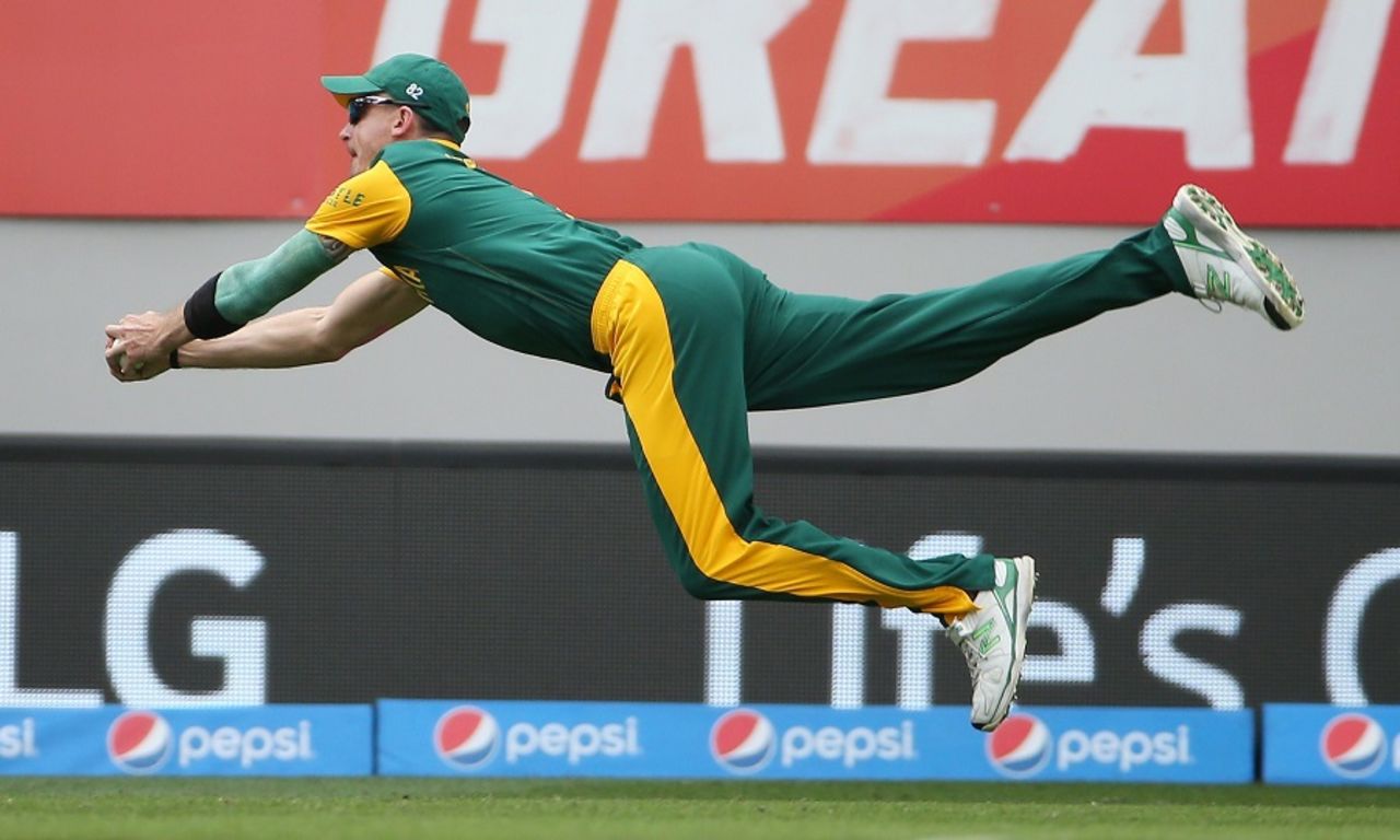 Steyn leaps in the air to catch Ahmed Shehzad, Pakistan v South Africa, World Cup 2015, Group B, Auckland, March 7, 2015