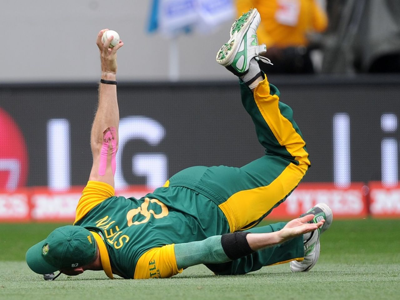 Dale Steyn holds the ball up after taking a marvellous catch, Pakistan v South Africa, World Cup 2015, Group B, Auckland, March 7, 2015