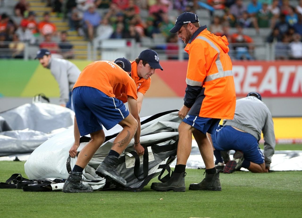 The groundstaff bring the covers onto the field, Pakistan v South Africa, World Cup 2015, Group B, Auckland, March 7, 2015