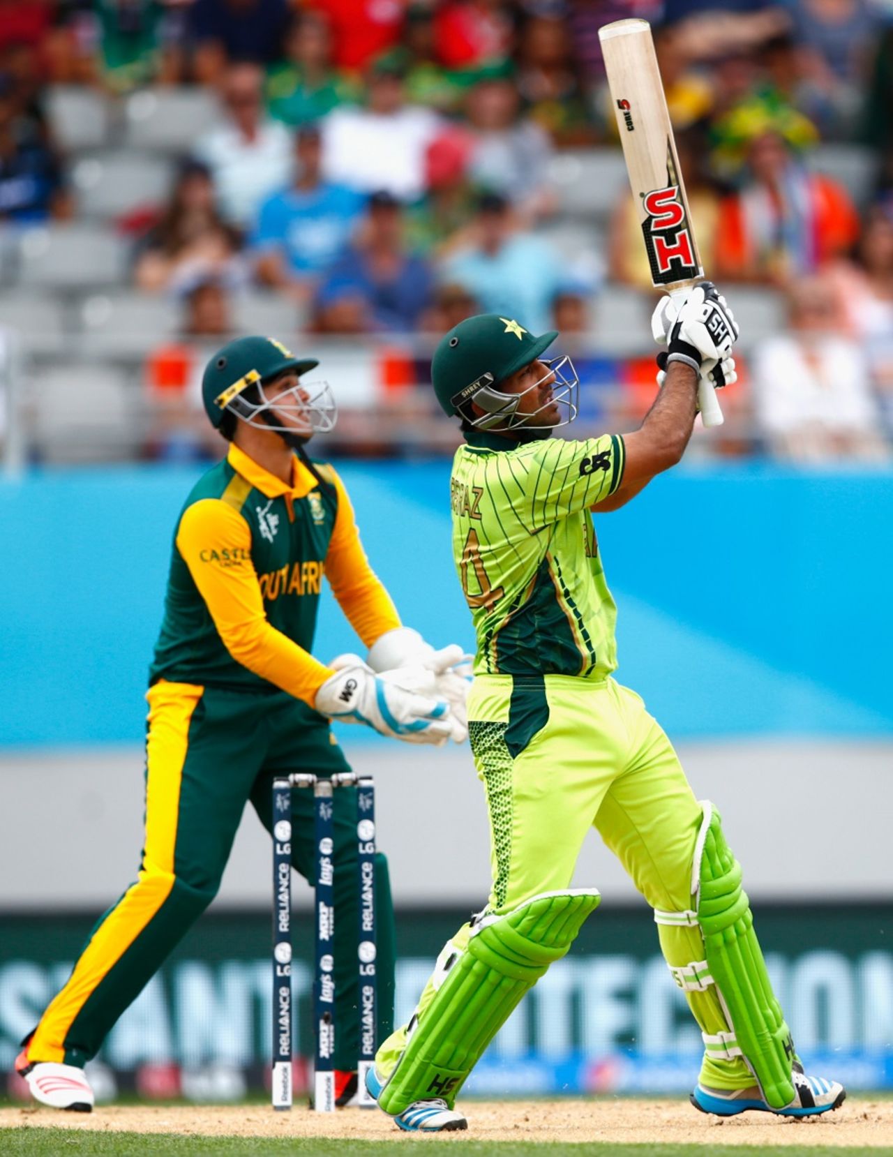 Sarfraz Ahmed muscles a pull, Pakistan v South Africa, World Cup 2015, Group B, Auckland, March 7, 2015