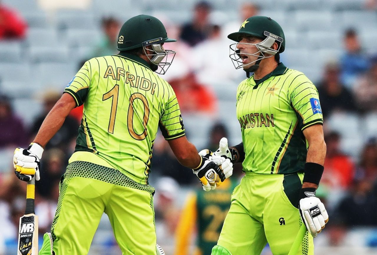 Misbah-ul-Haq and Shahid Afridi touch gloves, Pakistan v South Africa, World Cup 2015, Group B, Auckland, March 7, 2015