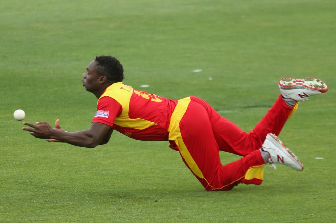 Tawanda Mupariwa fails to hold on to a catch off his own bowling, Ireland v Zimbabwe, World Cup 2015, Group B, Hobart, March 7, 2015