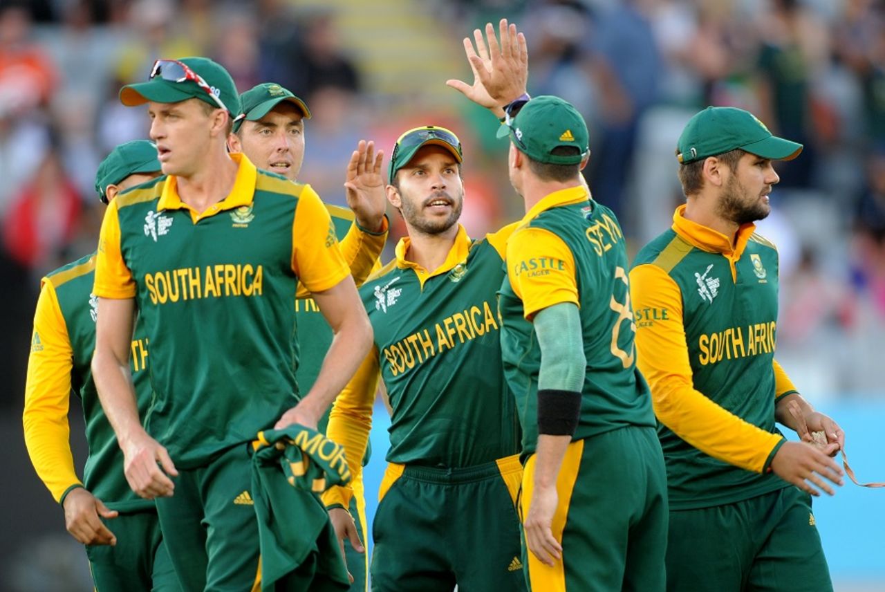 South African players get together after bowling Pakistan out for 222, Pakistan v South Africa, World Cup 2015, Group B, Auckland, March 7, 2015