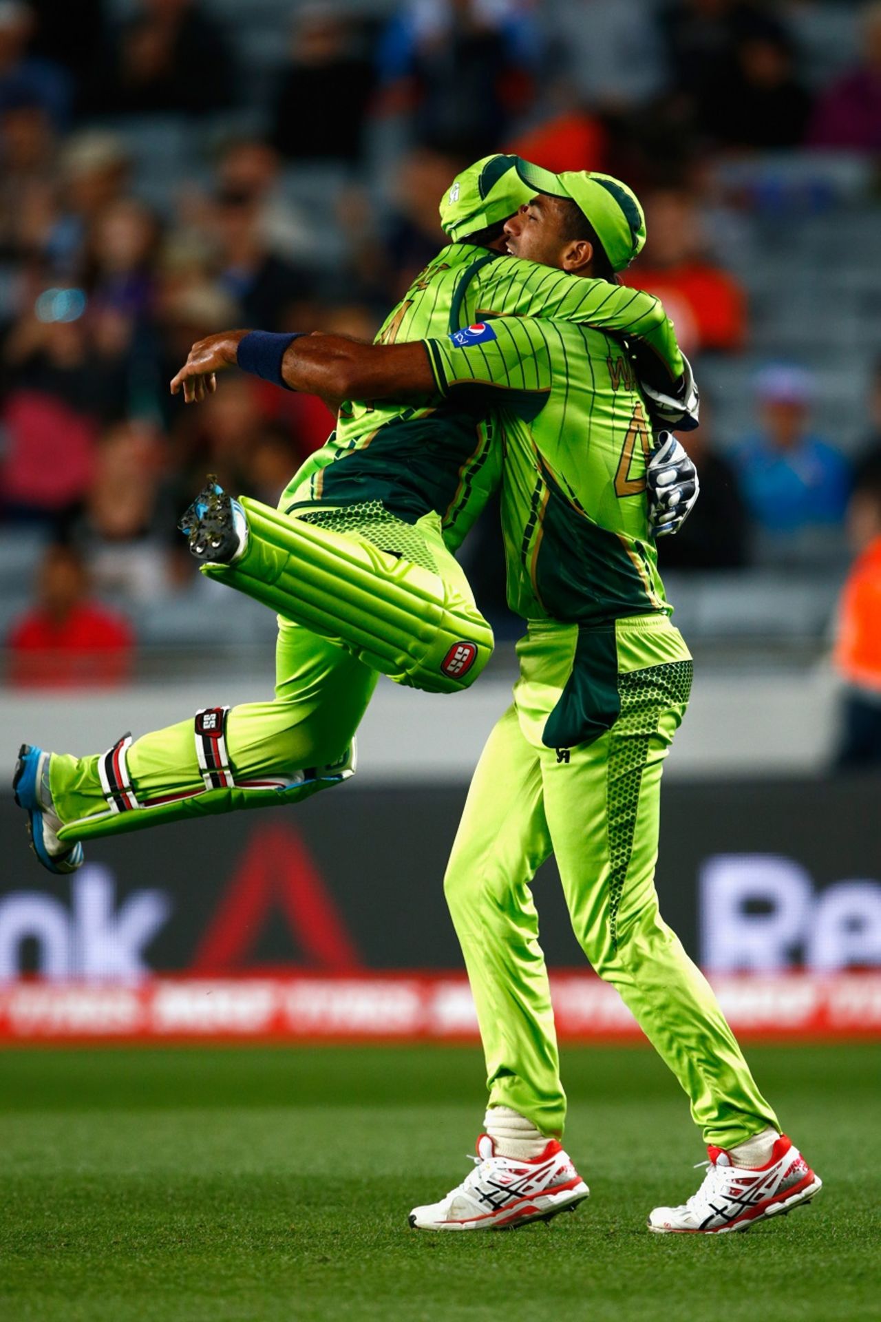 Sarfraz Ahmed leaps into Wahab Riaz's arms after JP Duminy was dismissed, Pakistan v South Africa, World Cup 2015, Group B, Auckland, March 7, 2015