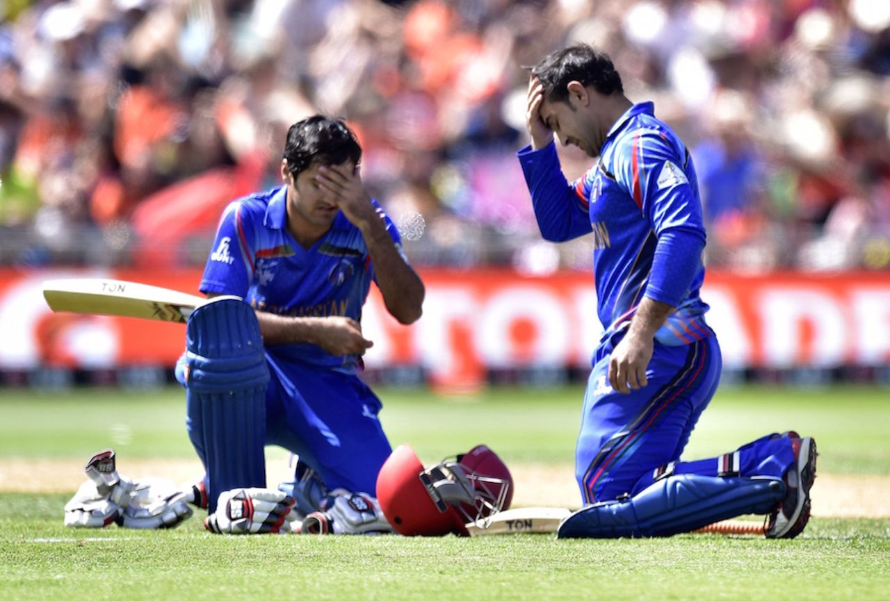 Samiullah Shenwari needed attention after being hit on the helmet, New Zealand v Afghanistan, World Cup 2015, Group A, Napier, March 8, 2015