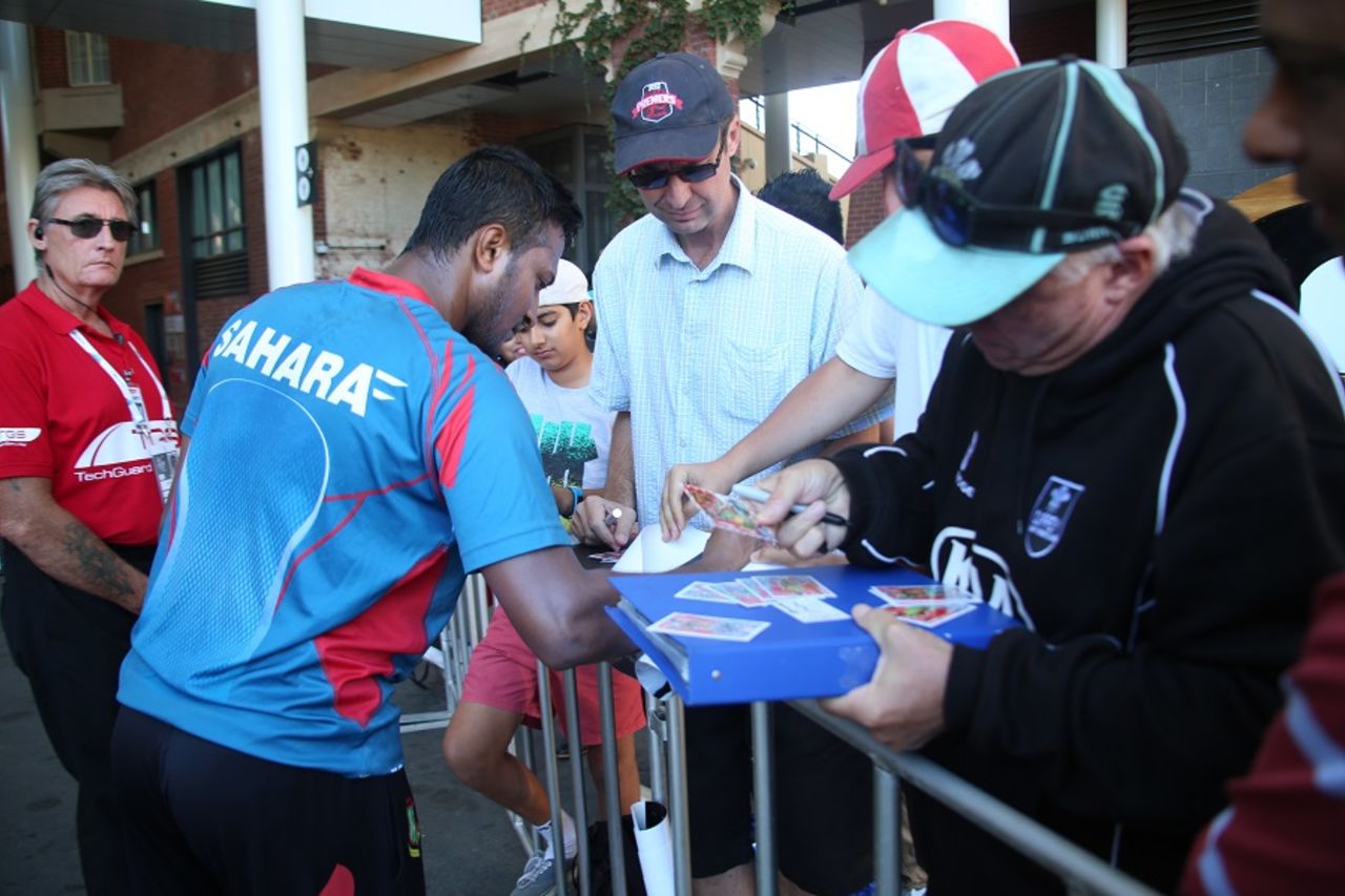 Shakib Al Hasan signs autograph for fans in Adelaide, World Cup 2015, March 8, 2015
