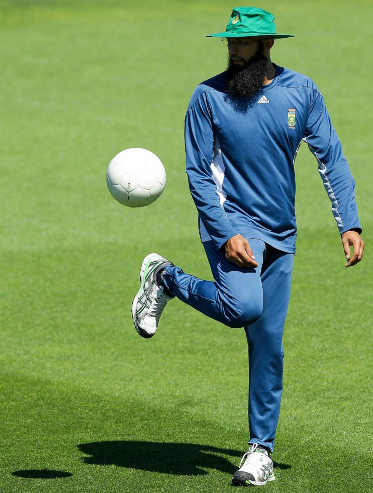 Hashim Amla hones his football-juggling skills during practice, World Cup 2015, Wellington, March 10, 2015