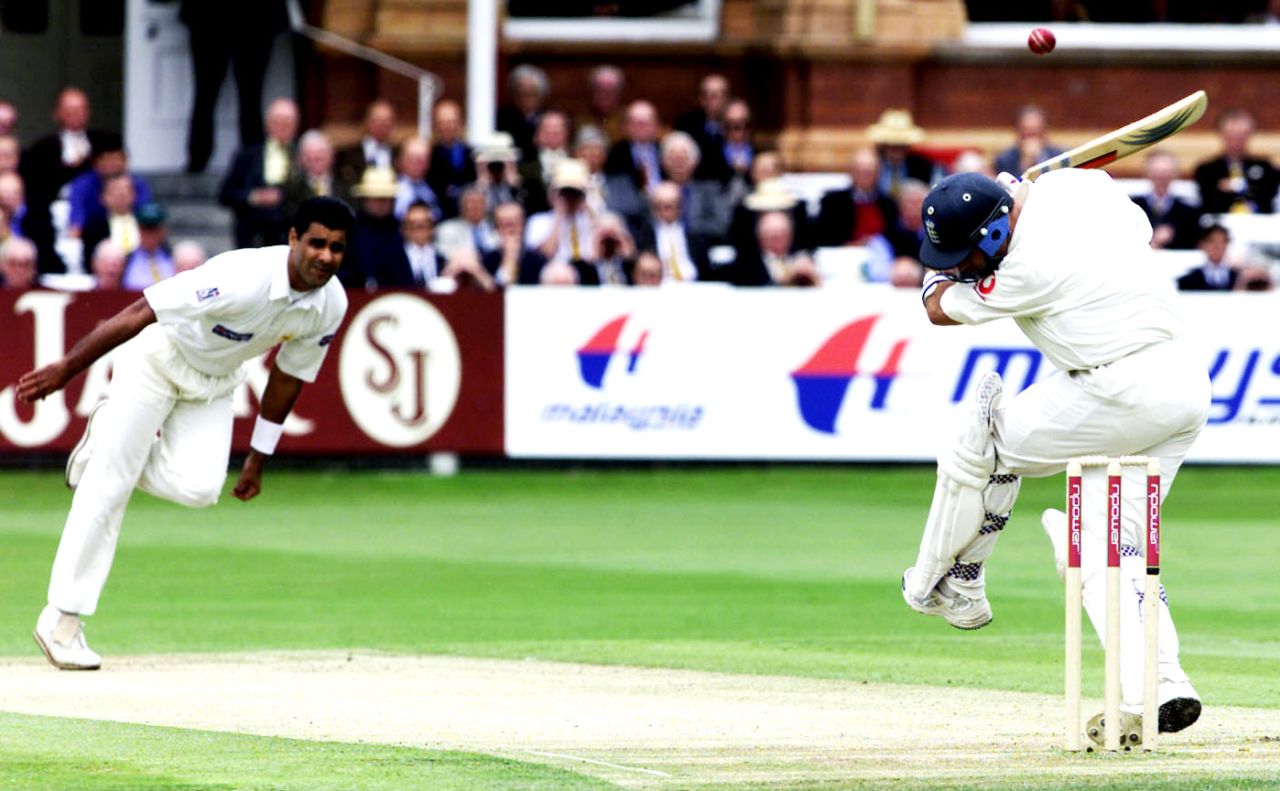 Nasser Hussain avoids a bouncer by Waqar Younis, England v Pakistan, 1st Test, Lord's, 3rd day, May 19, 2001