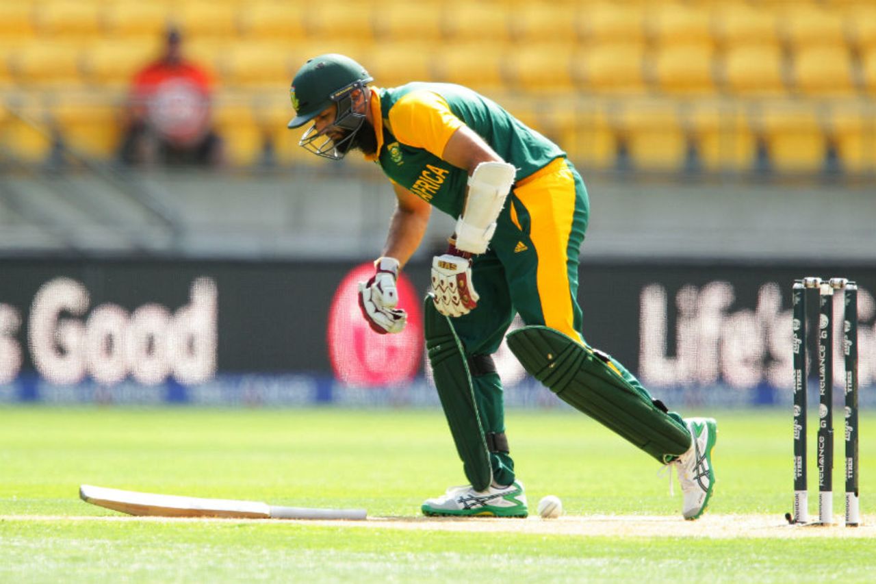 Hashim Amla reacts after being struck by a beamer, South Africa v United Arab Emirates, World Cup 2015, Group B, Wellington, March 12, 2015